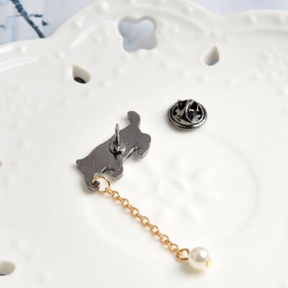 NEW Cat Ball Of Yarn Chain Enamel Pin Brooch - Picture 3 of 3